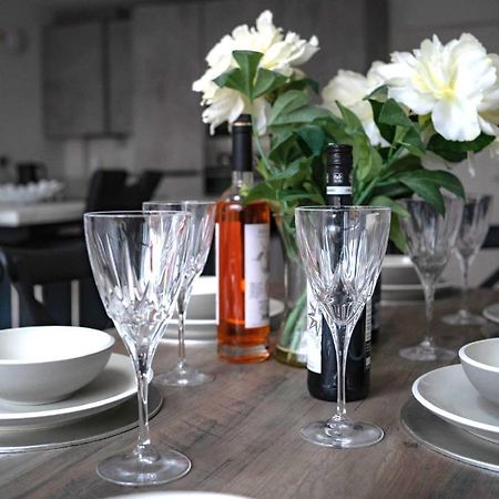 The Red House Modern Stylish Home From Home Walking Distance To Cardiff Bay And City Centre With Parking 외부 사진