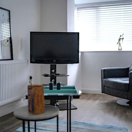 The Red House Modern Stylish Home From Home Walking Distance To Cardiff Bay And City Centre With Parking 외부 사진