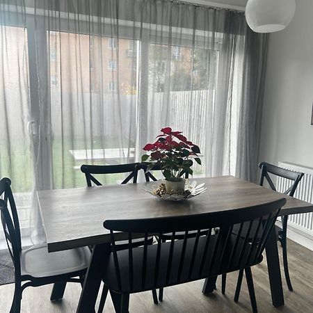 The Red House Modern Stylish Home From Home Walking Distance To Cardiff Bay And City Centre With Parking 외부 사진