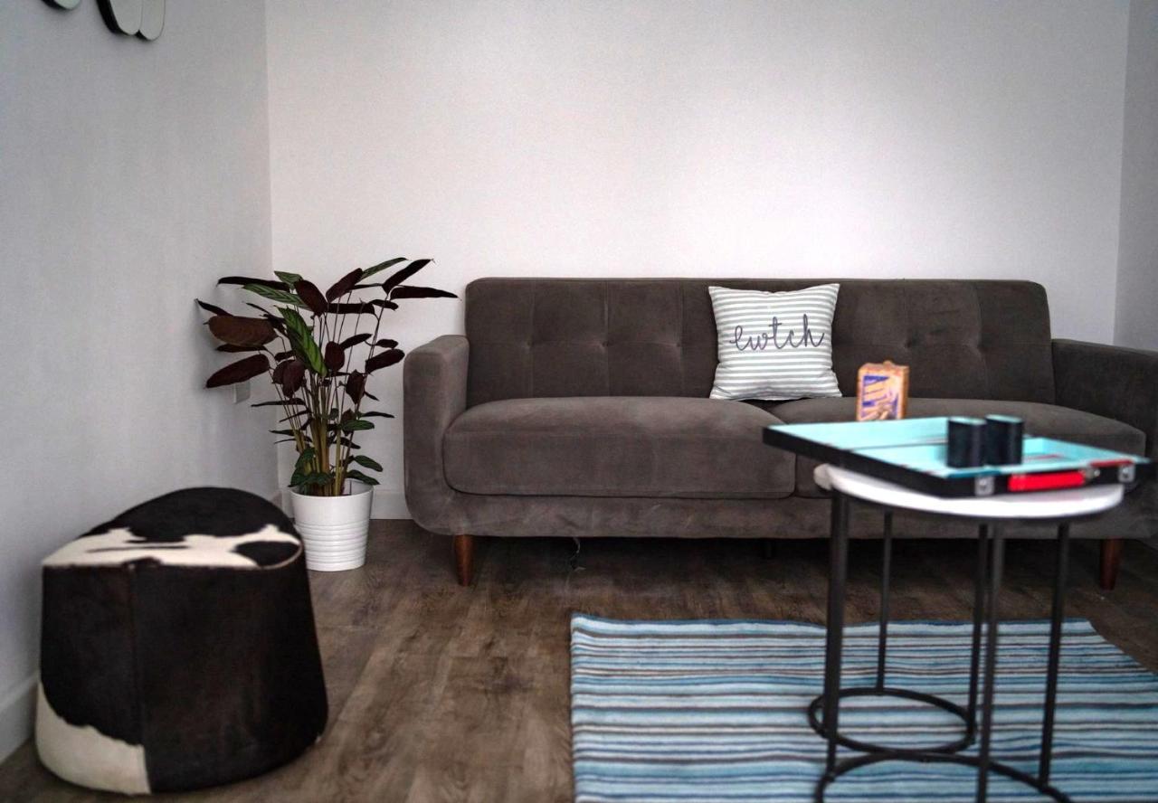 The Red House Modern Stylish Home From Home Walking Distance To Cardiff Bay And City Centre With Parking 외부 사진