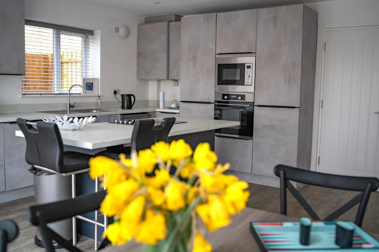 The Red House Modern Stylish Home From Home Walking Distance To Cardiff Bay And City Centre With Parking 외부 사진