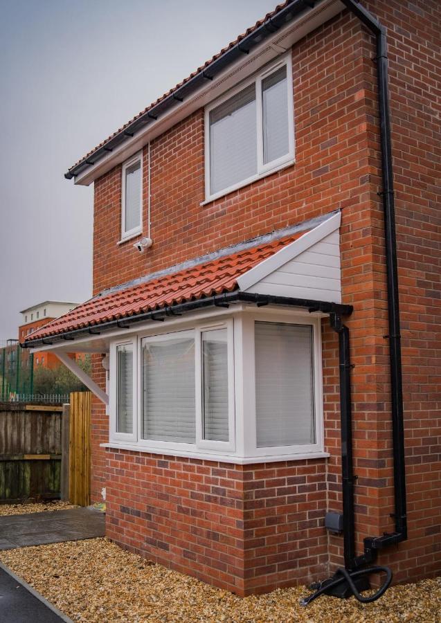 The Red House Modern Stylish Home From Home Walking Distance To Cardiff Bay And City Centre With Parking 외부 사진